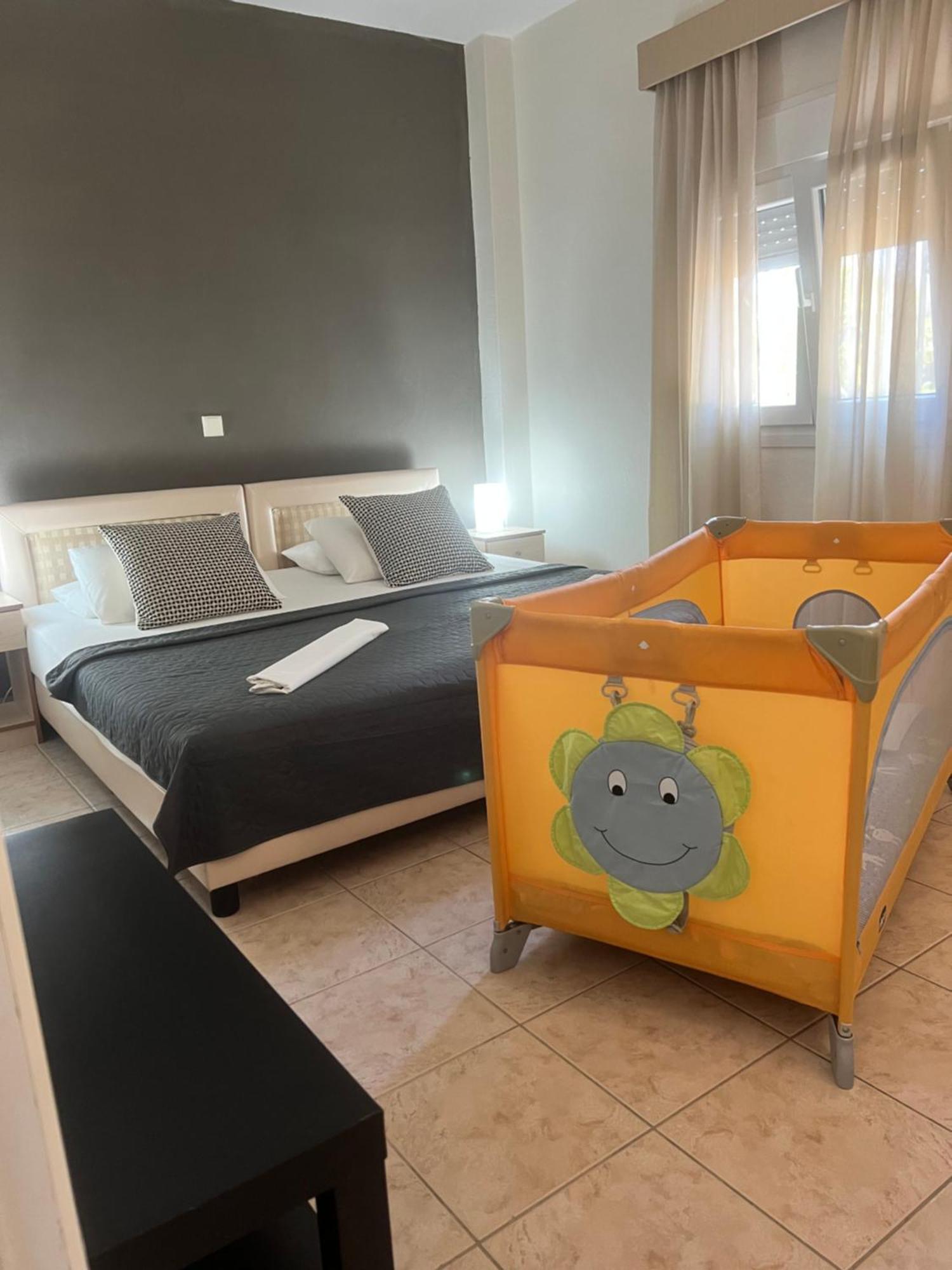 Deres Apartments Hanioti Exteriör bild