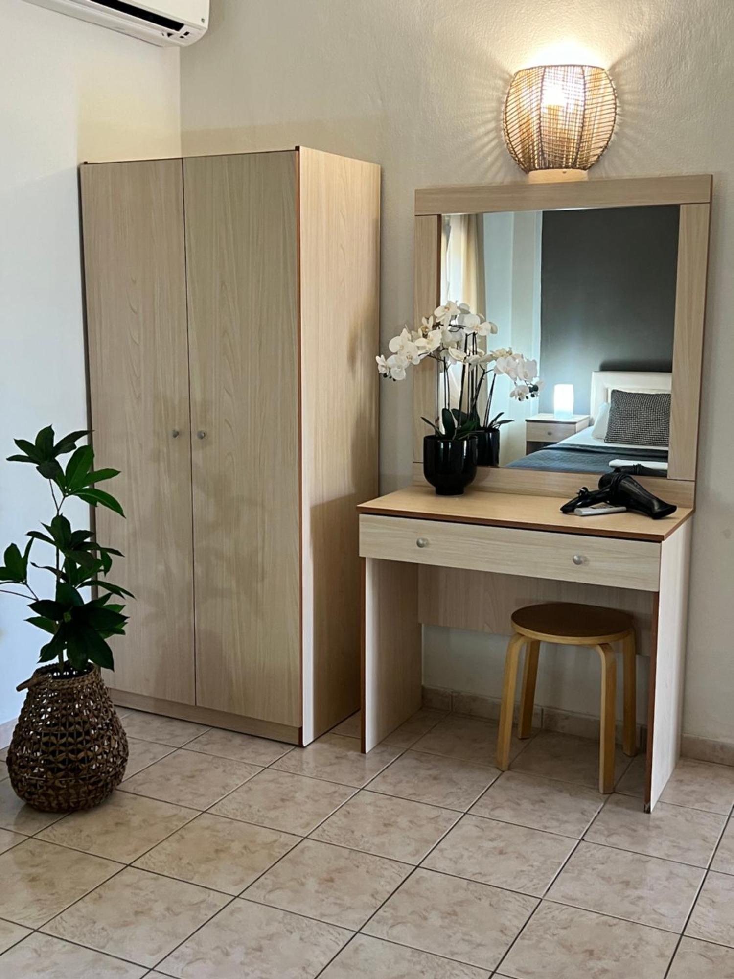 Deres Apartments Hanioti Exteriör bild