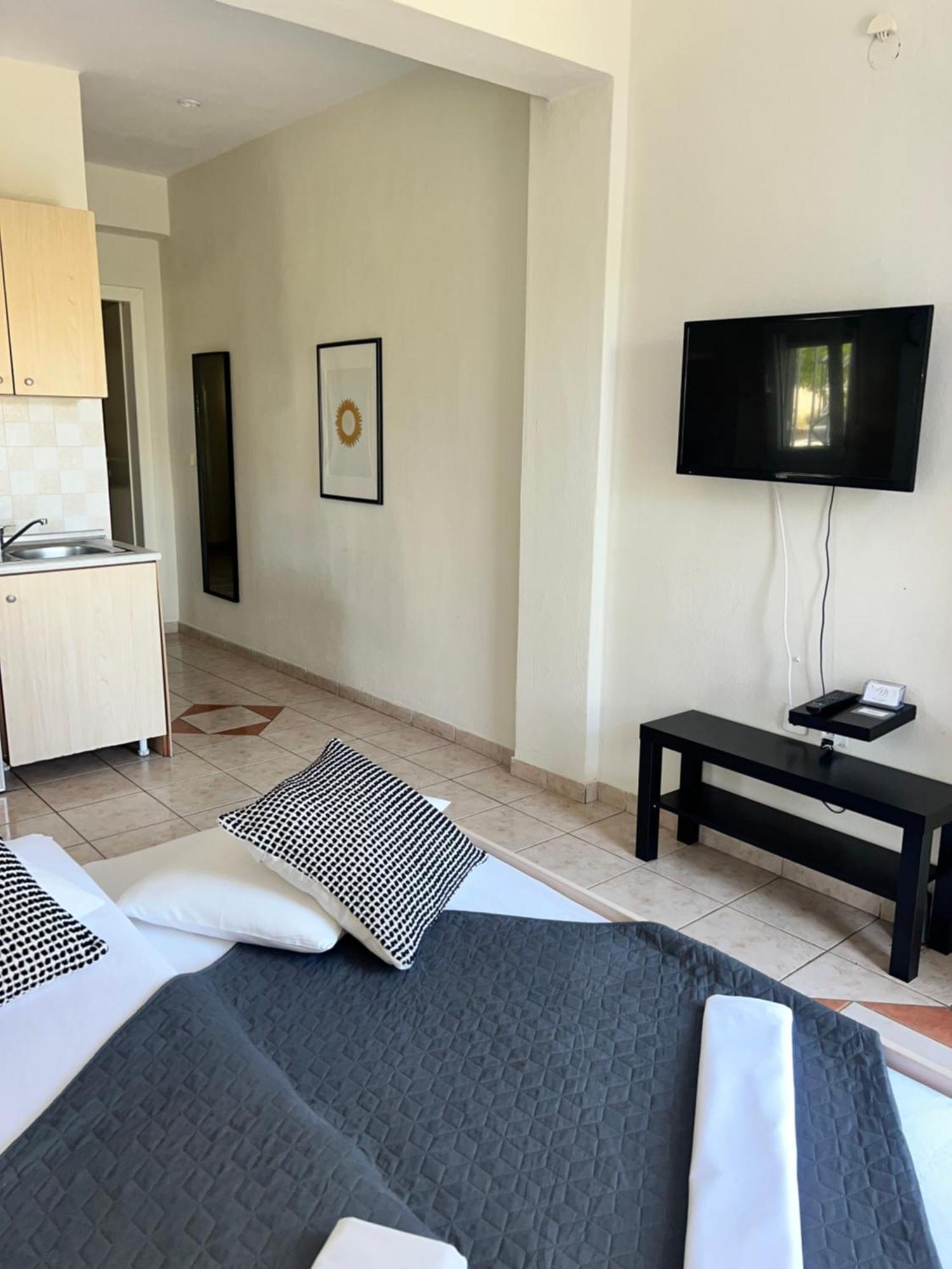 Deres Apartments Hanioti Exteriör bild